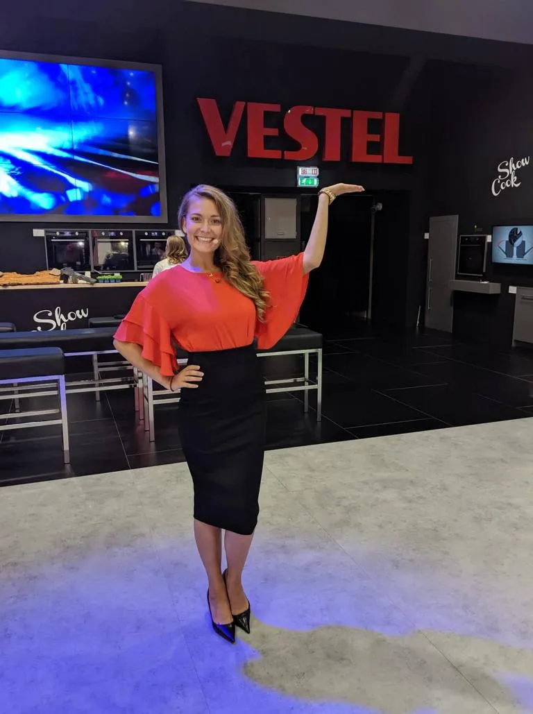 Sarah Dydymski moderiert auf der VESTEL-Bühne
