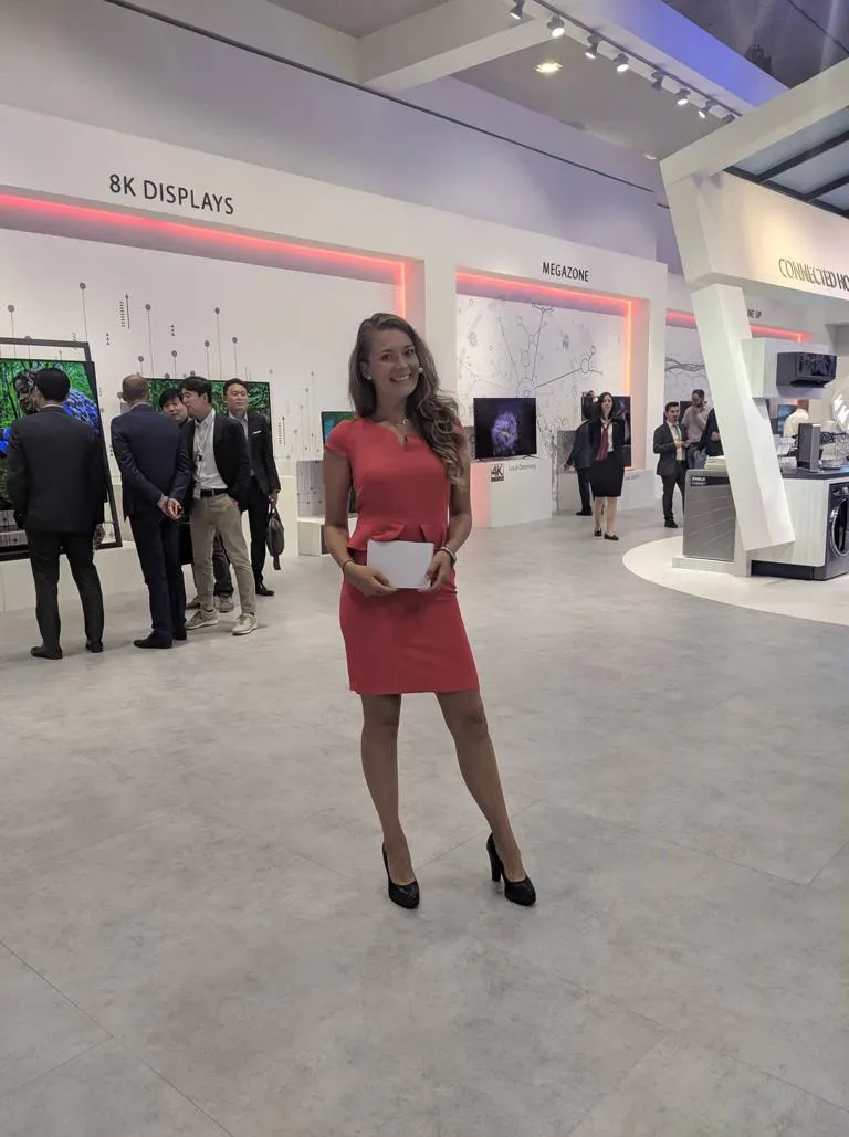 Sarah Dydymski moderiert auf einer Fachmesse