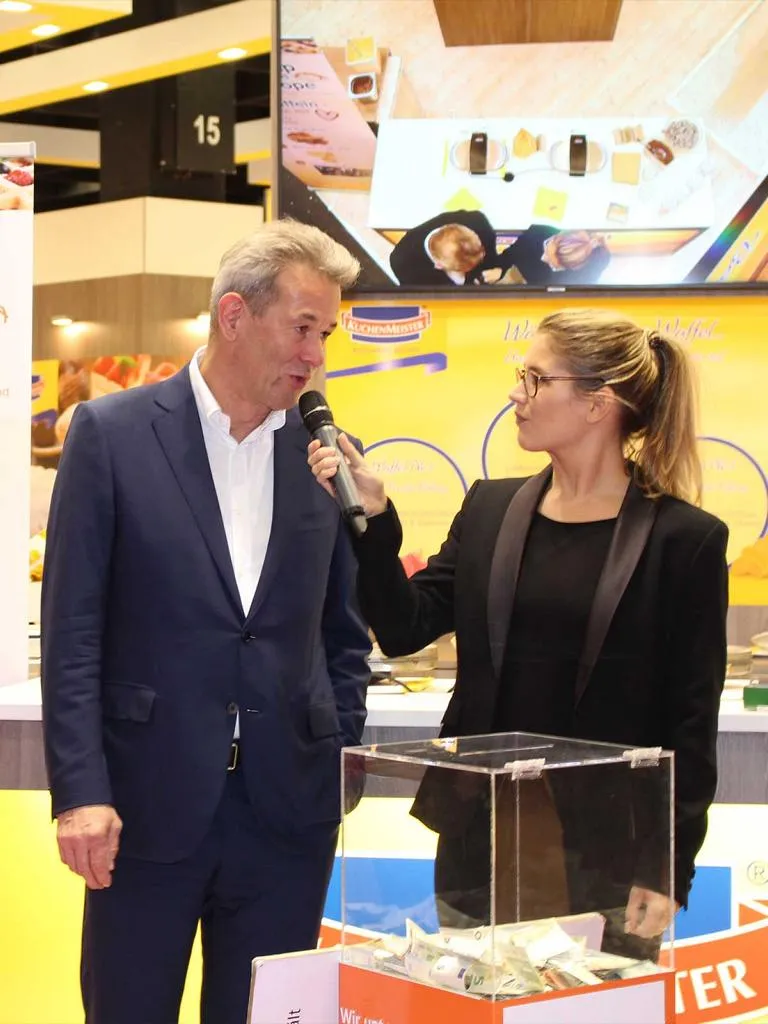 Janine Utsch conducting an interview at a trade fair