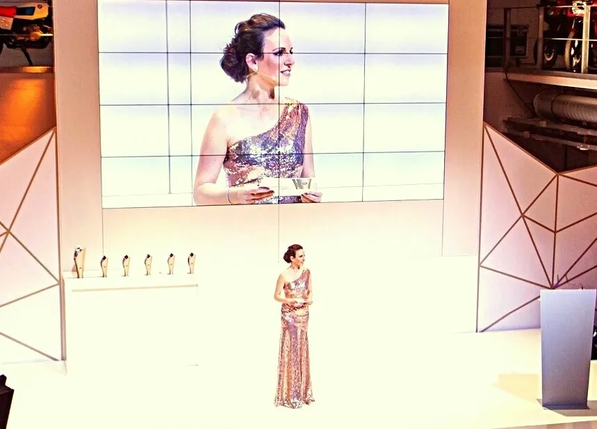 Désirée Duray moderiert eine Award-Verleihung