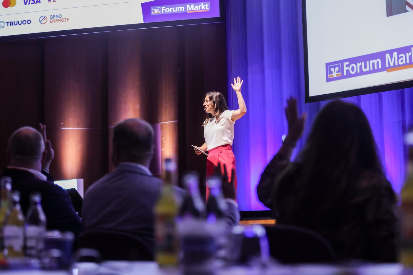 Carina Jantsch als Eventmoderatorin vor Publikum