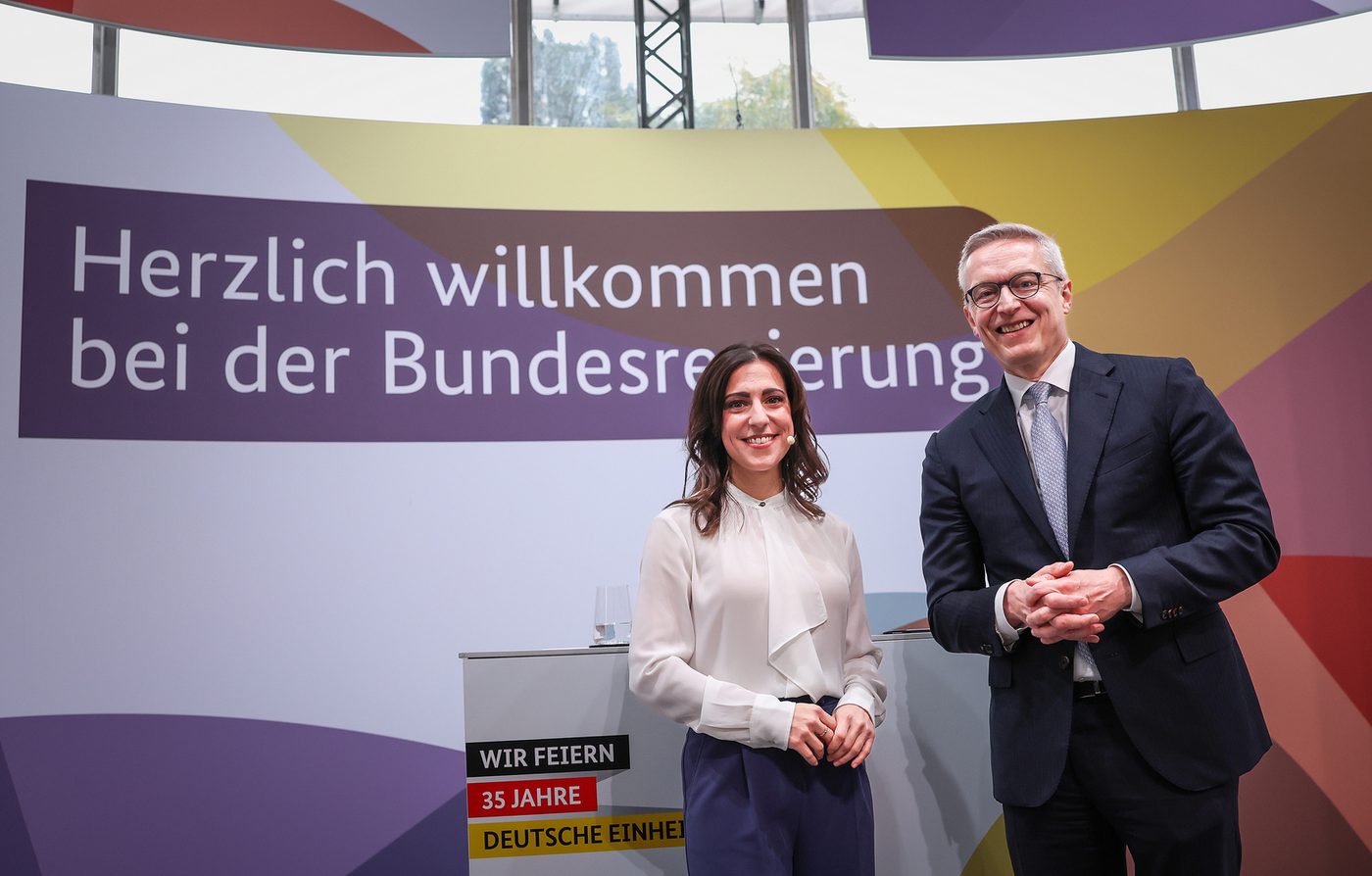 Carina Jantsch moderiert für die Bundesregierung