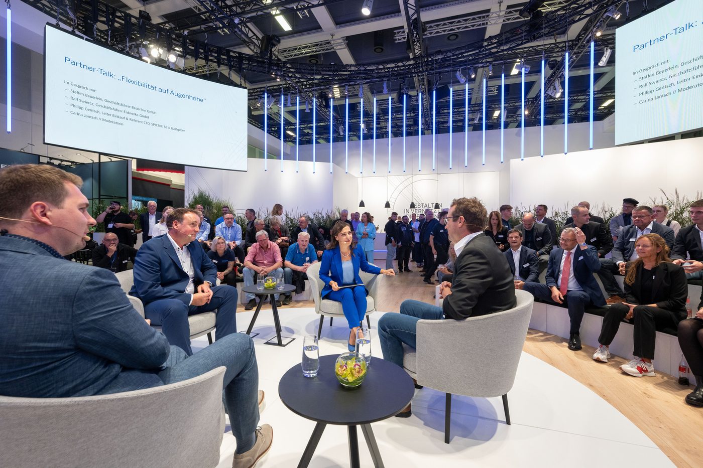 Carina Jantsch bei einer Messe-Podiumsdiskussion