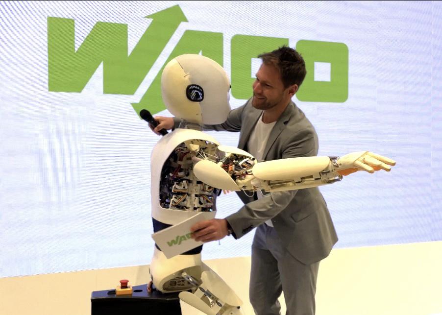 Tobias Witton with a robot on the WAGO stage