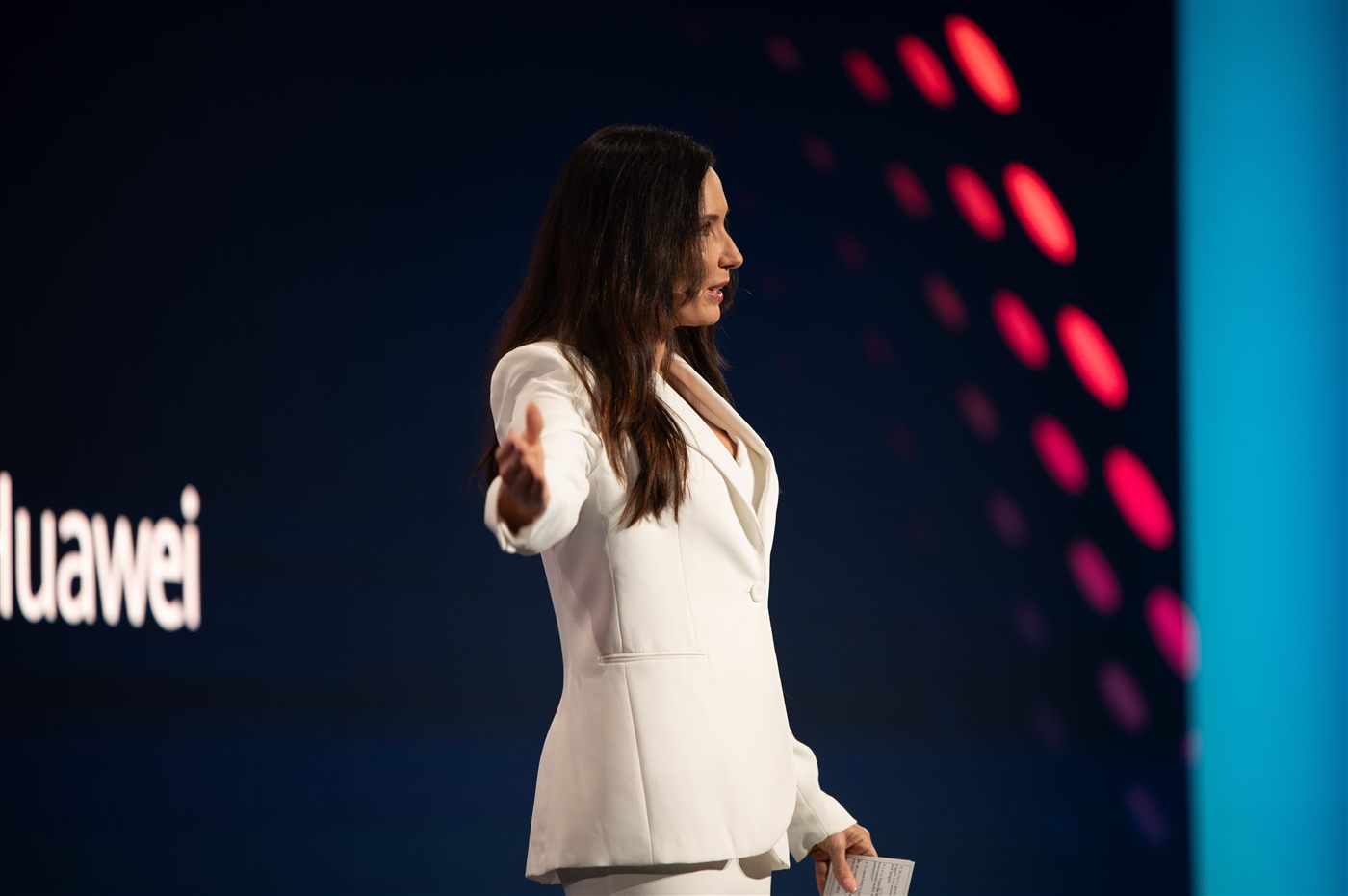Mounia Berrada-Gouzi auf der Bühne bei Huawei