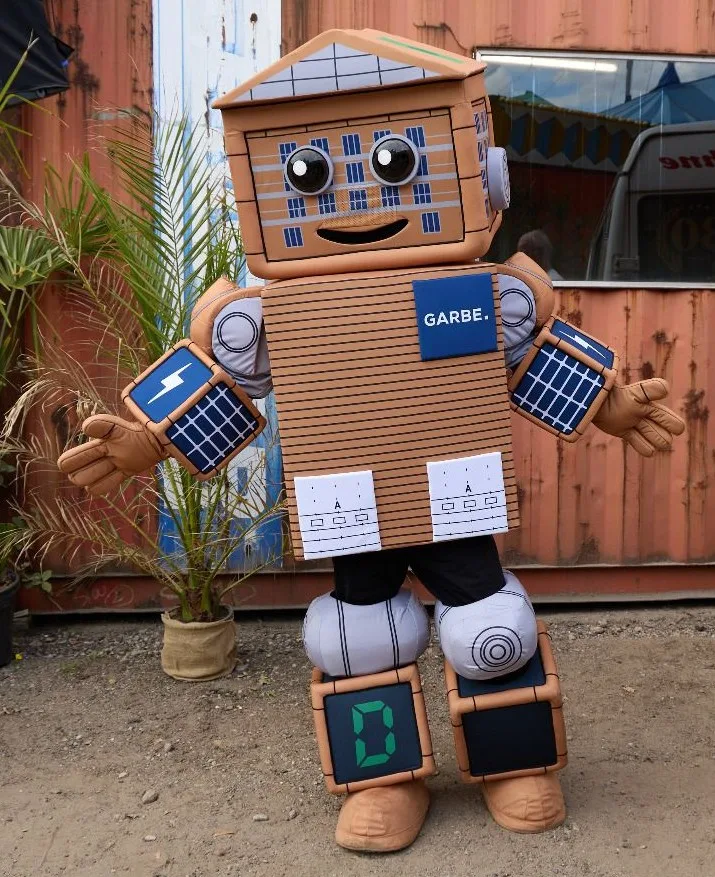 Walking act at EXPO REAL: Sustaino, the robot mascot of GARBE | eventas