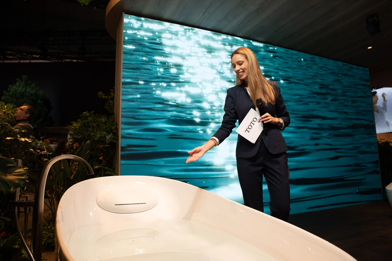 Nadja Cleven moderiert eine Produktpräsentation für TOTO Europe