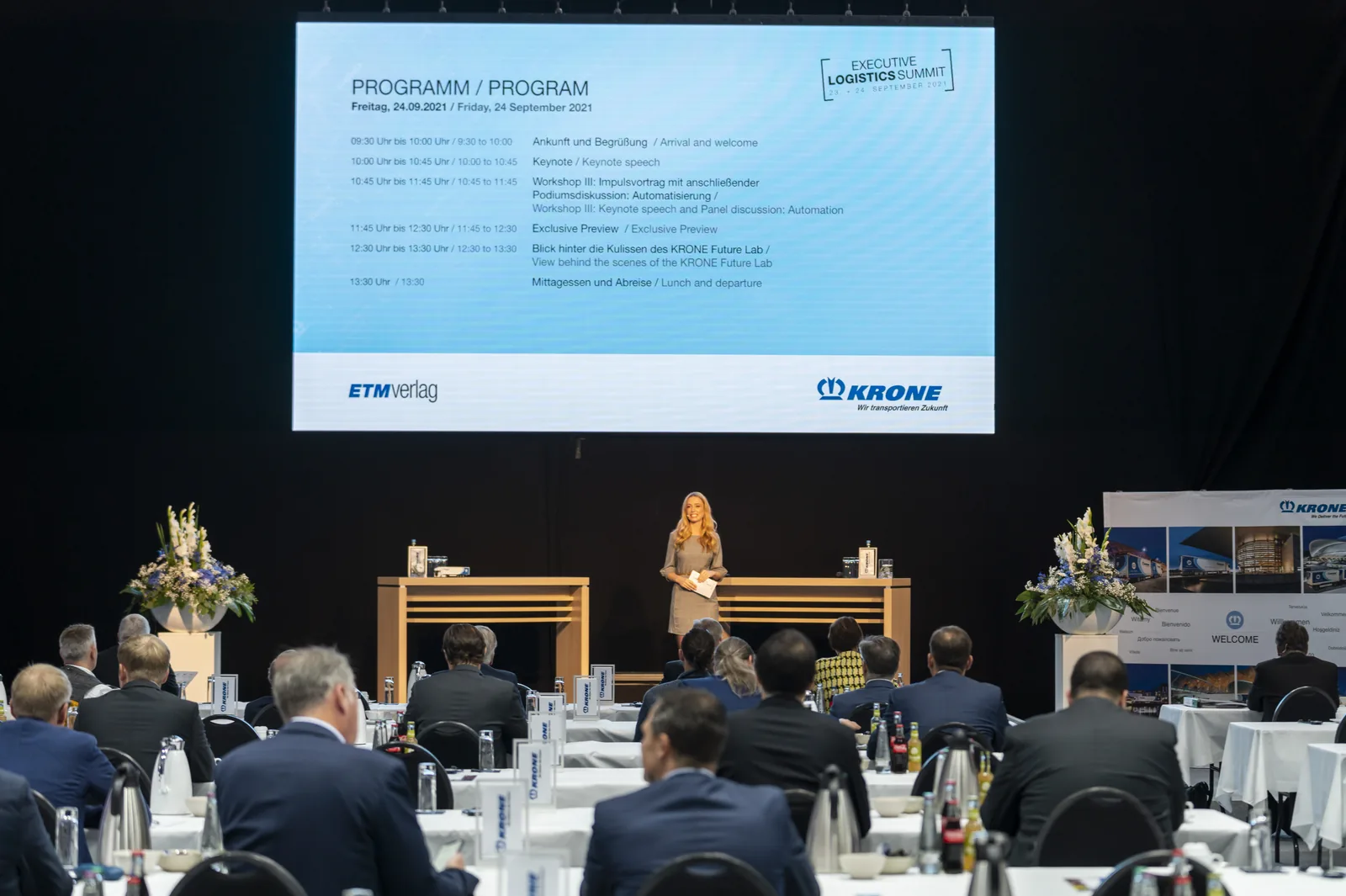 Nadja Cleven moderiert einen Fachkongress vor Publikum