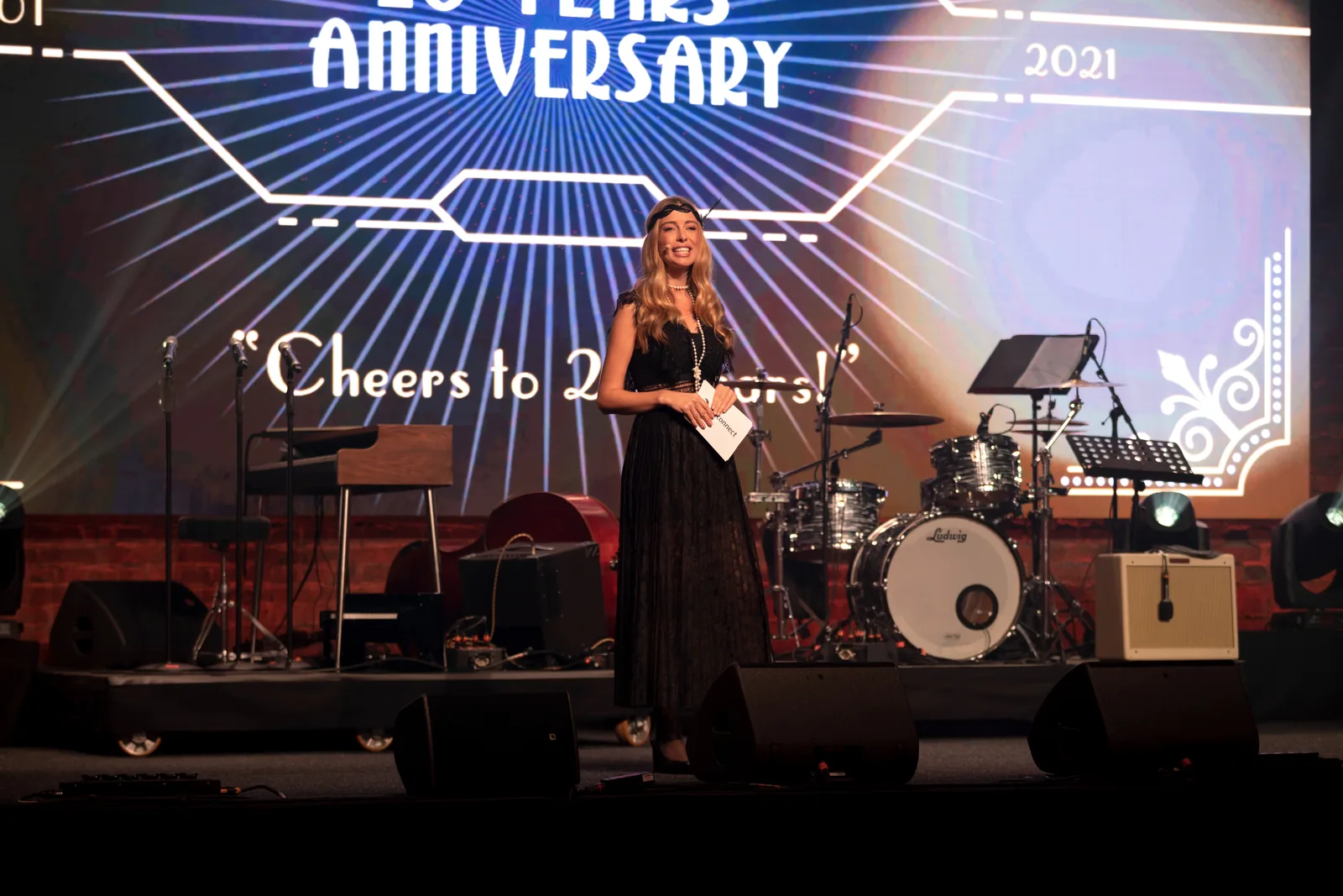 Nadja Cleven moderiert eine Jubiläumsgala auf der Bühne
