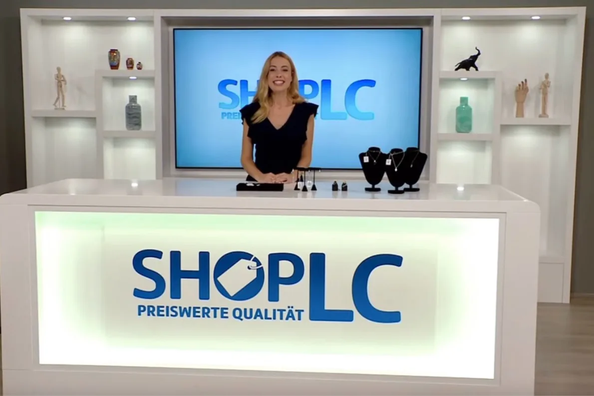 Nadja Cleven bei einer Live-TV-Moderation im Studio von Shop LC