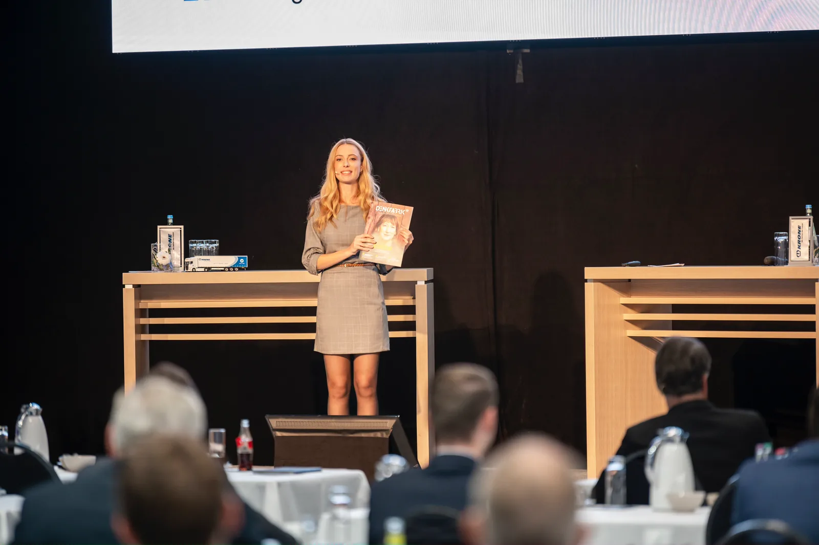 Nadja Cleven am Rednerpult einer Firmenveranstaltung