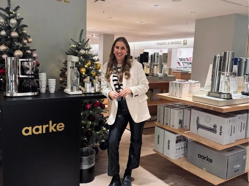 Produktberaterin bei der Aarke Dauerpromotion im Oberpollinger München am schwarzen Aarke-Counter