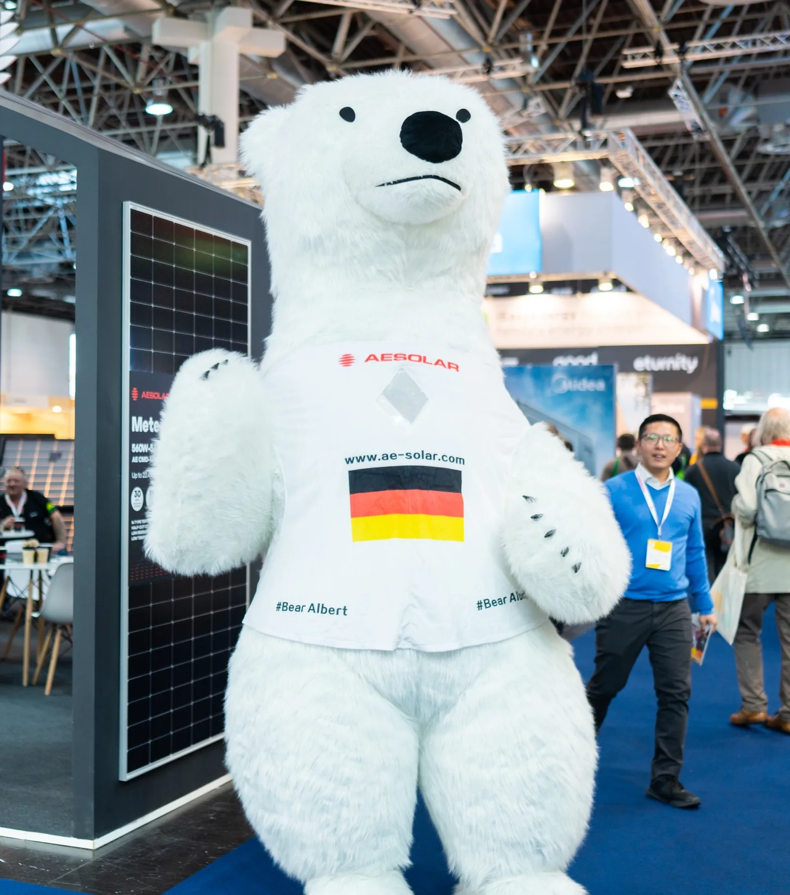 Walking Act: Eisbär-Maskottchen Albert im AESOLAR-Outfit auf der Messe | eventas