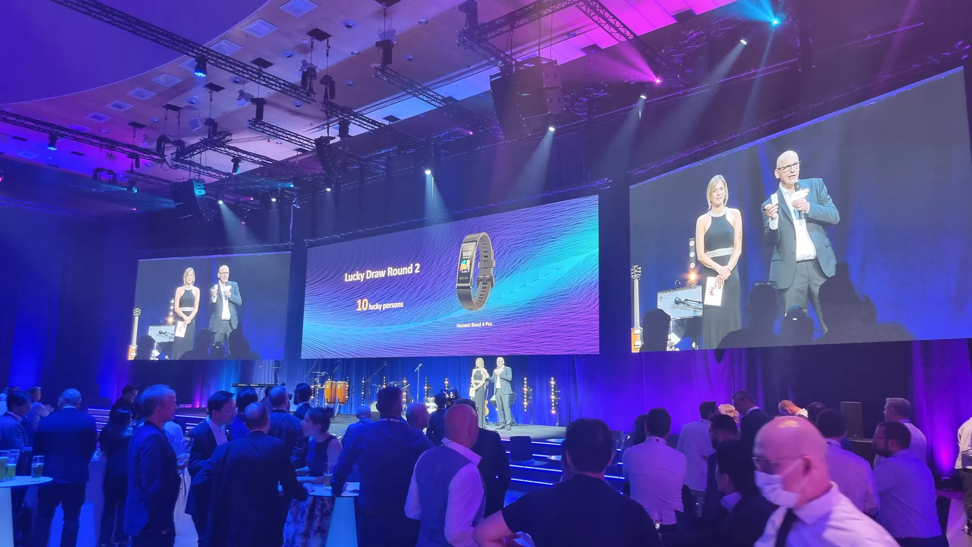 Prize draw on the stage of the Huawei IDI Forum 2022 in front of the audience, presented by two people | eventas