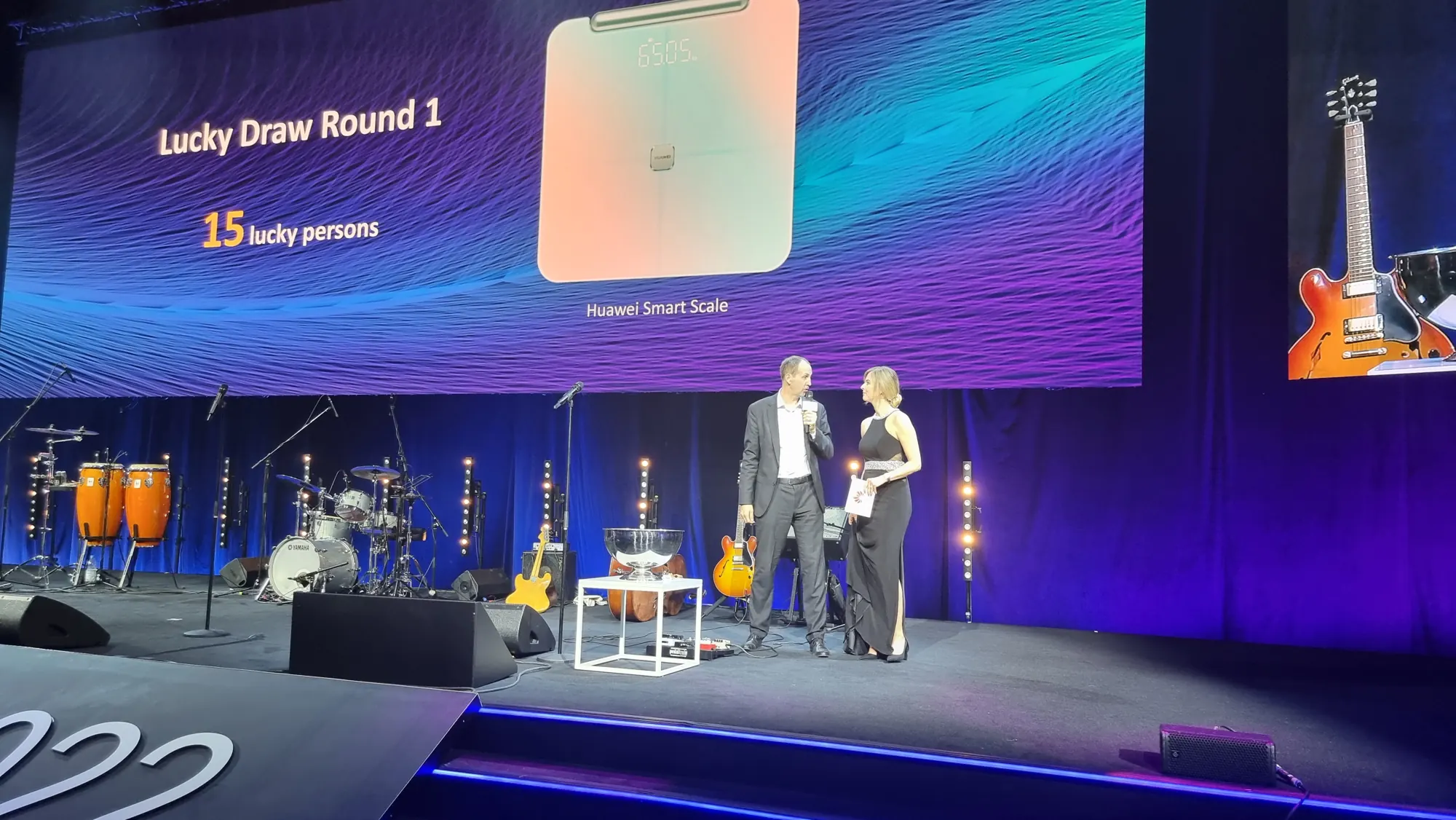First prize draw round on the stage of the Huawei IDI Forum 2022 with hosts | eventas