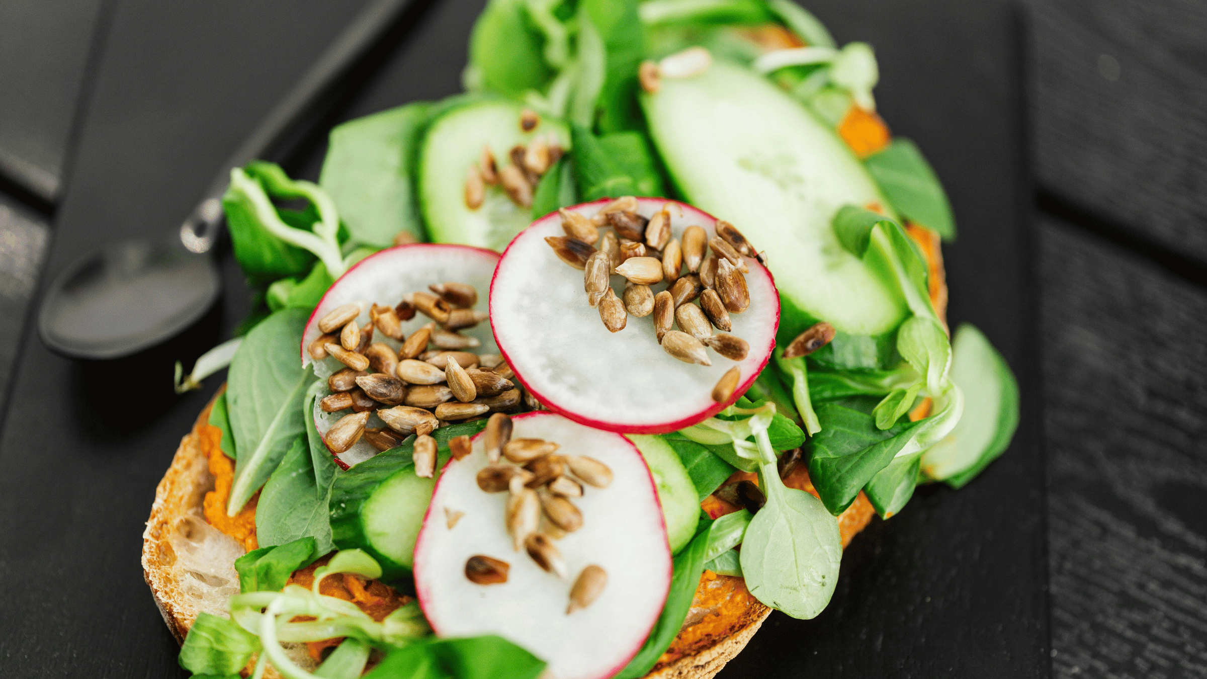 Gesundes Brot mit Gurke, Radieschen und Kernen für bewusste Ernährung und Vitalität im Alltag