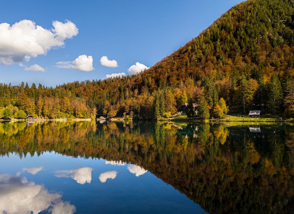 Ruhiger Bergsee mit Wald und Bergen für natürliche Balance, Erholung und Wohlbefinden