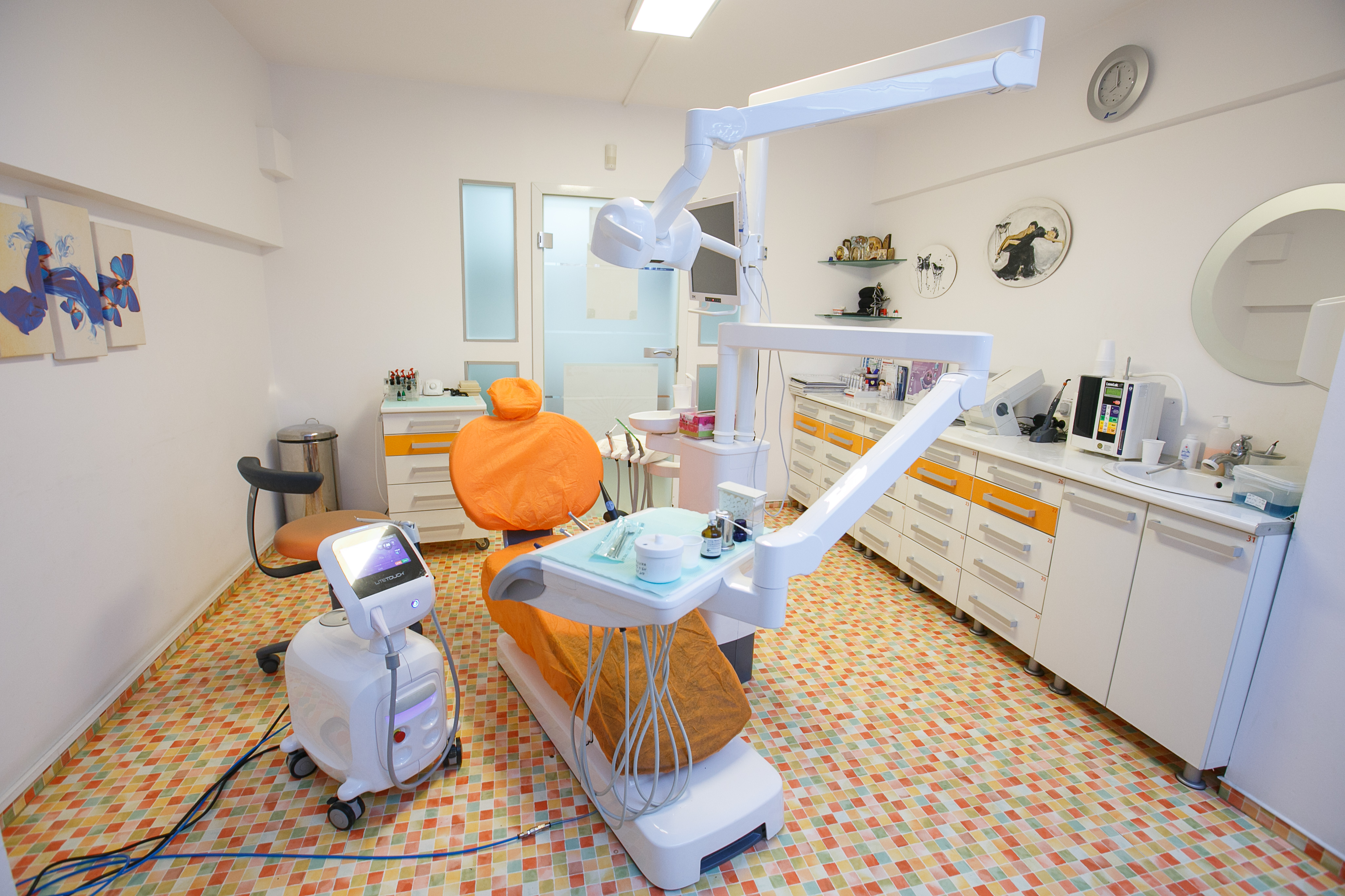 Tratăm boala parodontală și protejăm dinții pe care îi ai