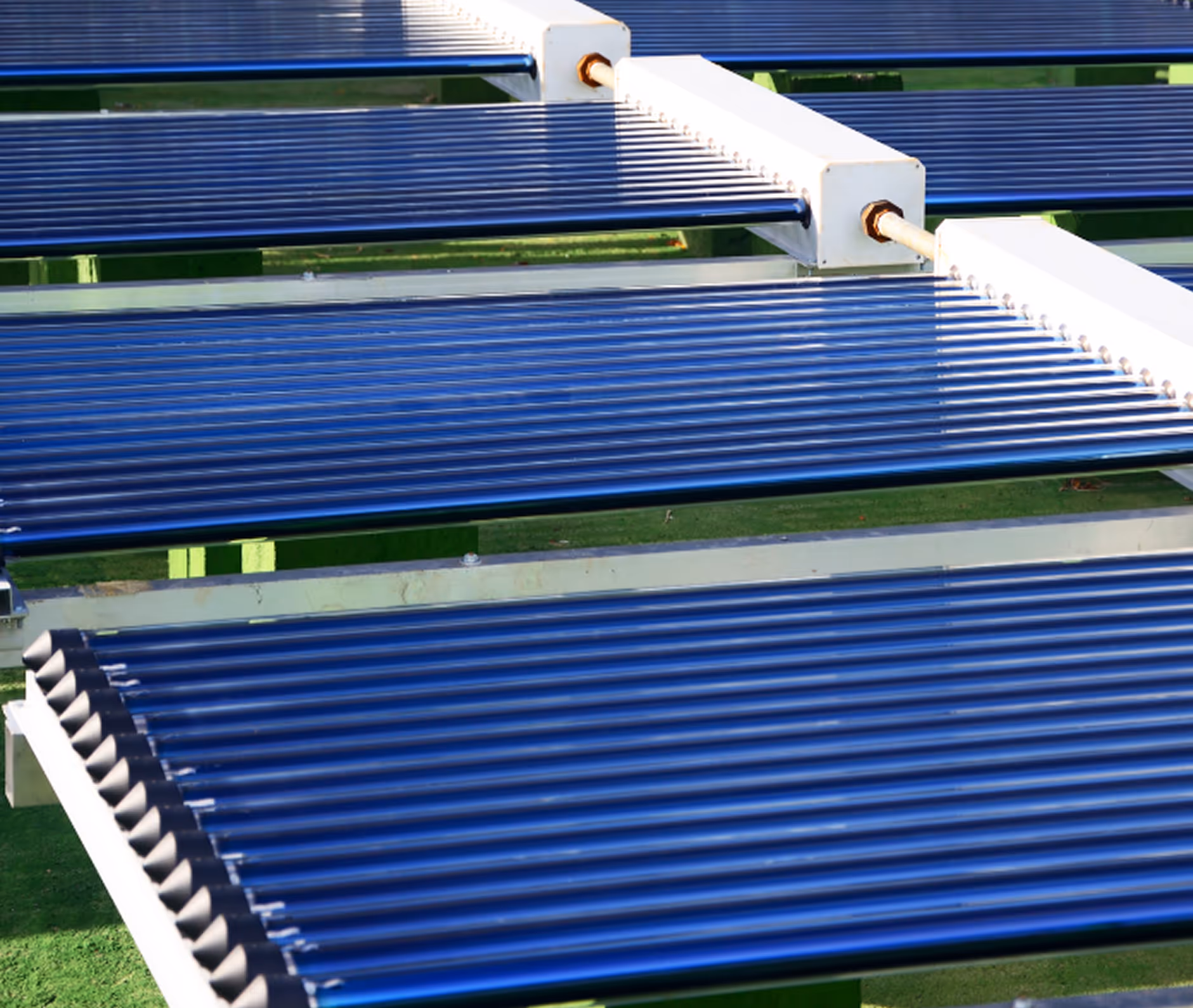 Reihen von blauen Vakuumröhren-Solarabsorbern in einem Solarkollektorsystem.