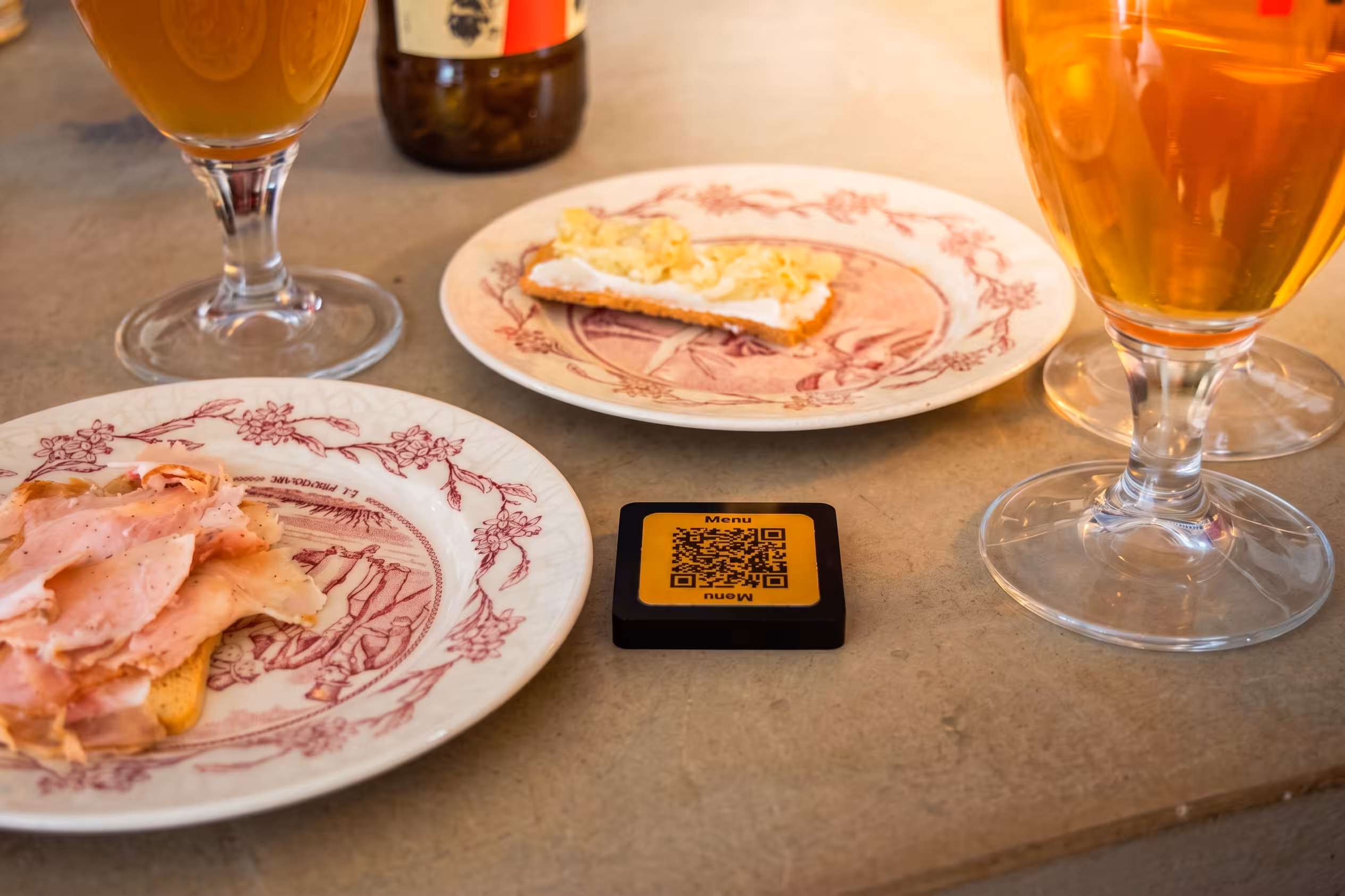Support QR code plexiglass noir sur table de restaurant