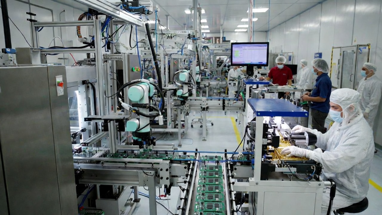 image depicting employees collaborating (for a manufacturing plant)