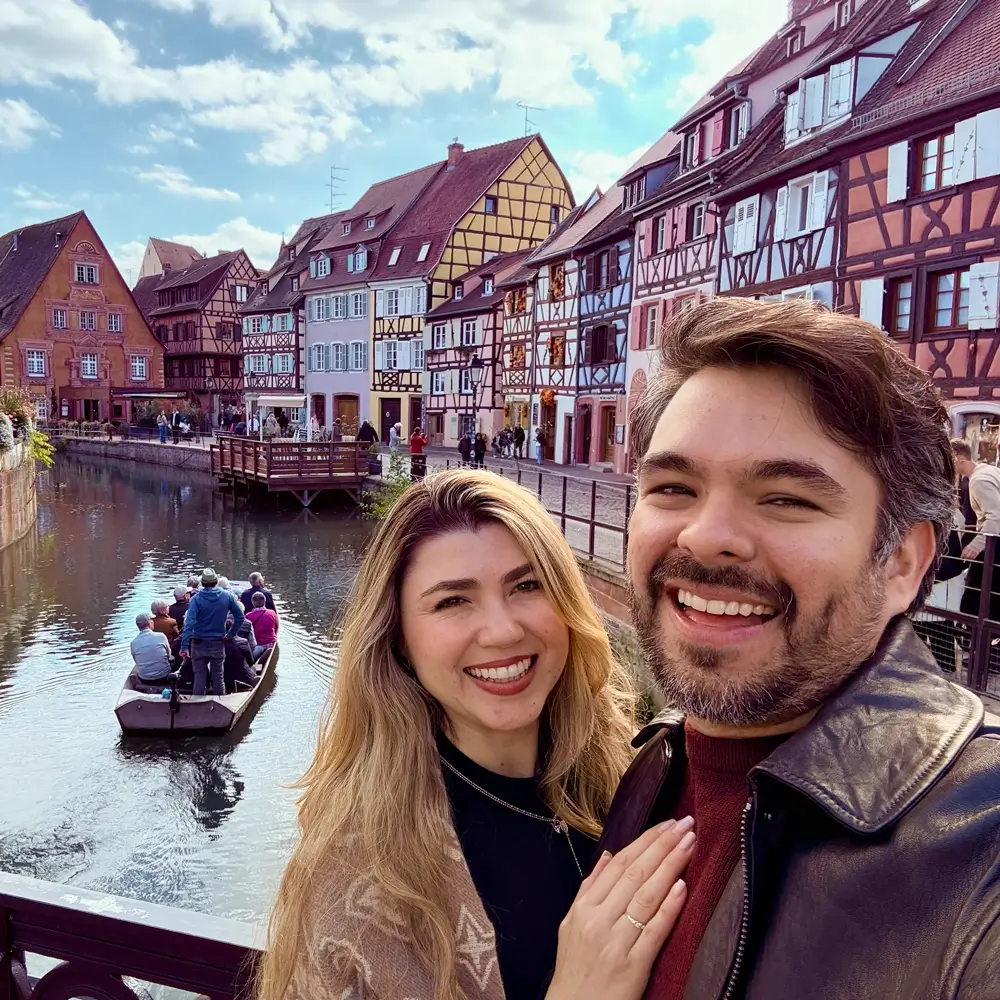 Milena y Carlos sonriendo frente al canal de Colmar, Francia