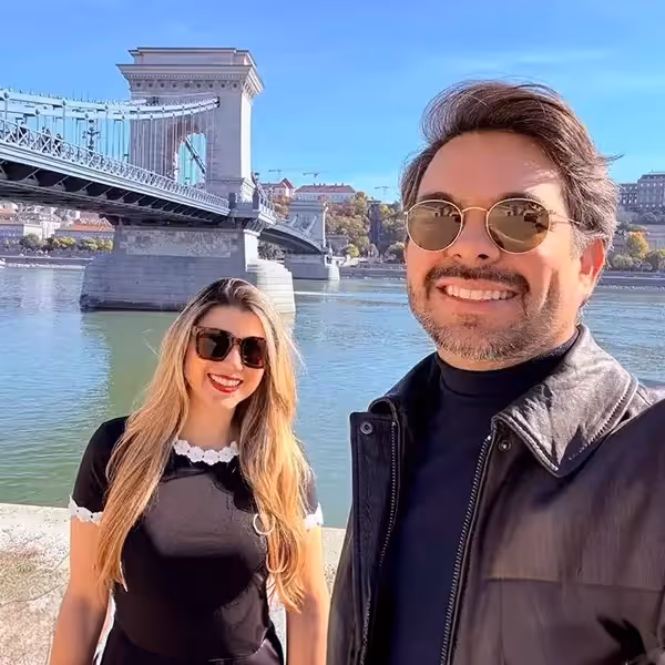 Milena y Carlos frente al Puente de las Cadenas sobre el río Danubio en Budapest