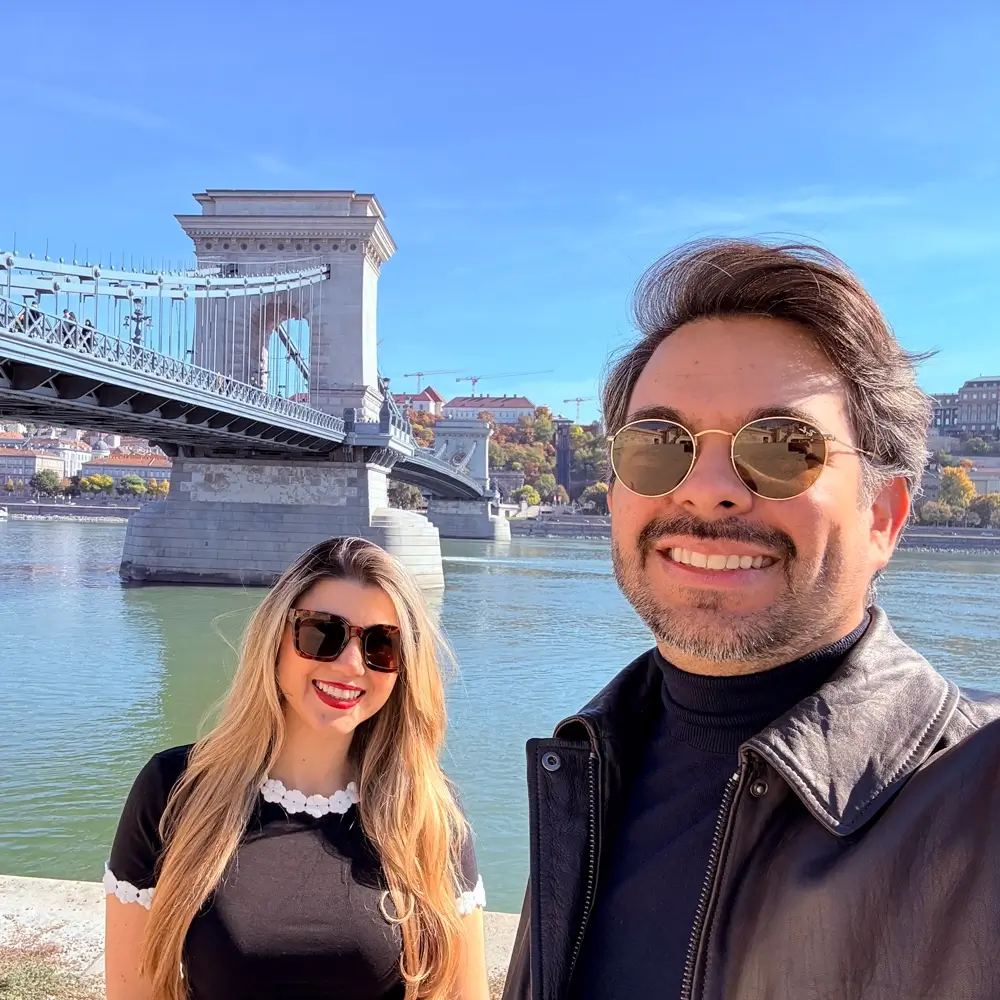 Milena y Carlos frente al Puente de las Cadenas sobre el río Danubio en Budapest
