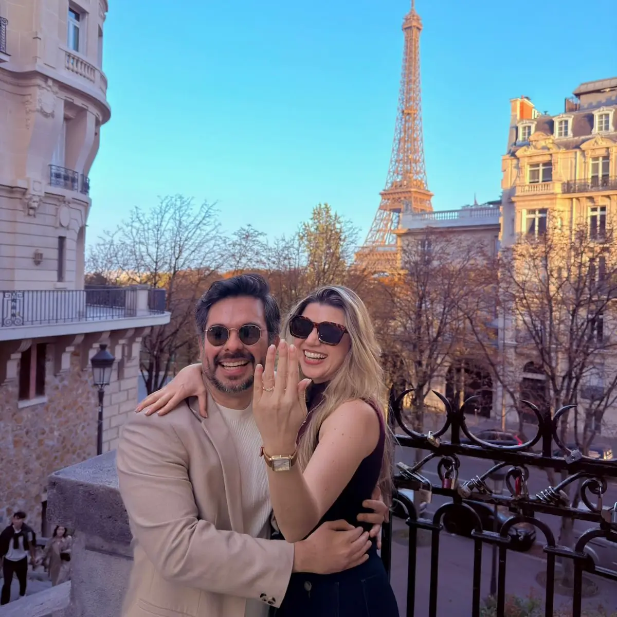 Milena mostrando el anillo de compromiso junto a Carlos frente a la Torre Eiffel en París