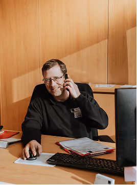 Mitarbeiterin eines mittelständischen Unternehmens am Arbeitsplatz