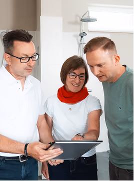 Mitarbeiter eines Unternehmens bei einer gemeinsamen Besprechung