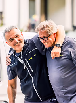 Mitarbeiter eines Handwerksbetriebs bei der Arbeit