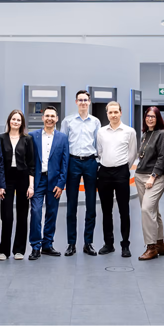 Mitarbeiter eines Unternehmens bei einem gemeinsamen Gruppenfoto
