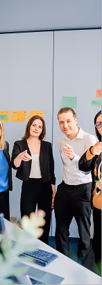 Team eines mittelständischen Unternehmens im gemeinsamen Austausch
