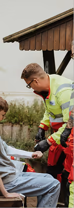 Mitarbeiter eines Rettungsdienstes bei einem Einsatz
