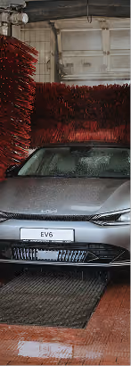 Fahrzeug eines Autohauses in der Waschanlage