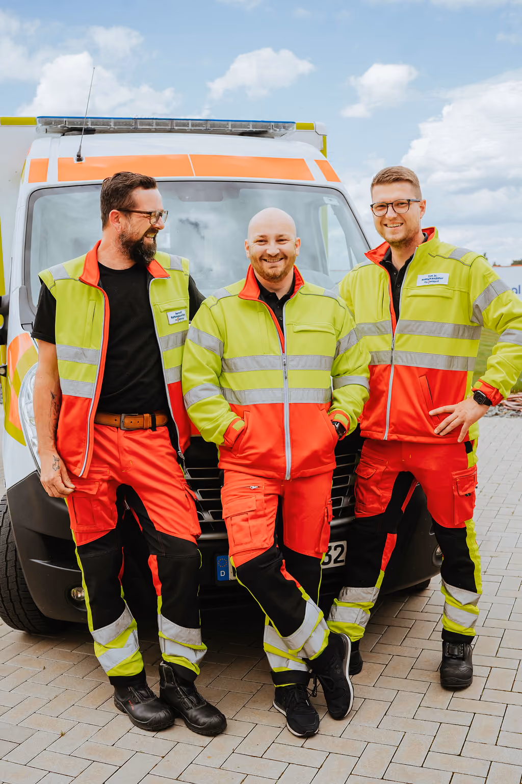 Mitarbeiter eines Rettungsdienstes bei einer Social-Media-Produktion