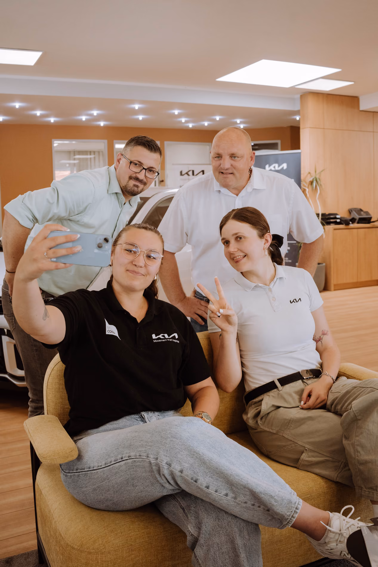 Team eines KIA Autohauses im gemeinsamen Austausch