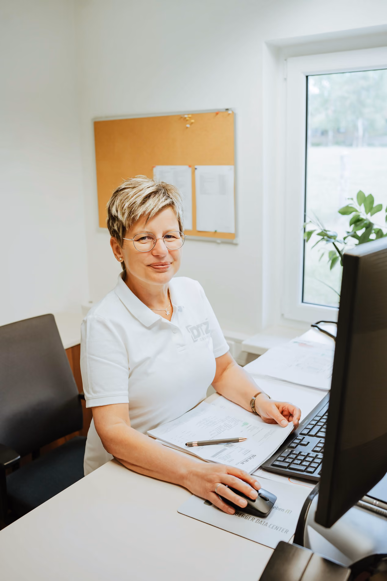 Mitarbeiterin im Büro als authentischer Social-Media-Content eines Unternehmens
