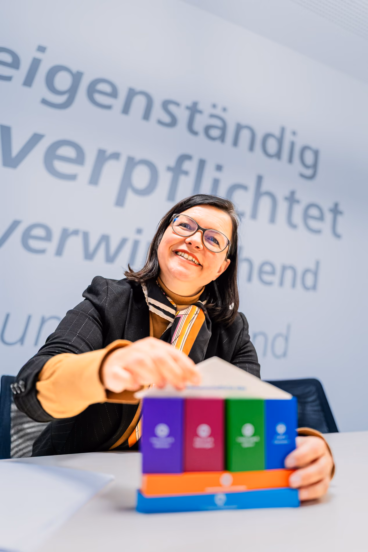 Mitarbeiterin eines Unternehmens für authentische Social-Media-Kommunikation