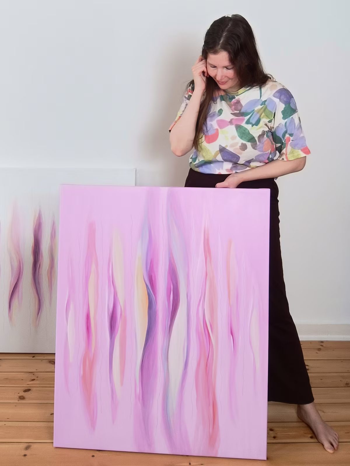 Sarah steht rechts vor ihrem Kunstwerk "The Tender Pulse"