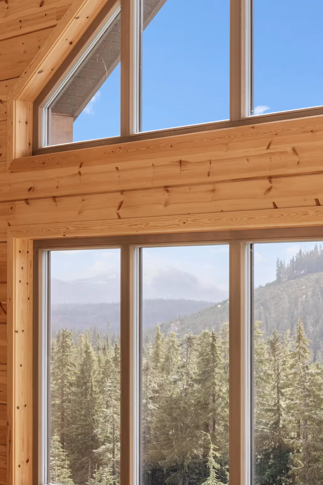Kitchen and dining area of Fjellheim with tongue and groove log walls and west coast mountain atmosphere