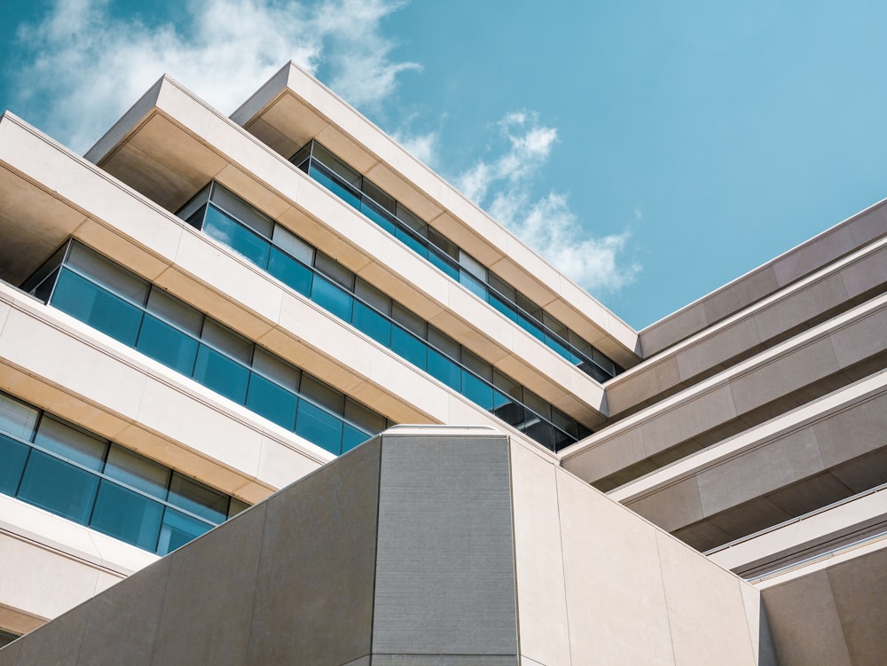 Façade vitrée d'un bâtiment public récemment rénové