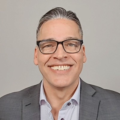 <subject>[headshot] image of customer (for a productivity tools business)</subject>