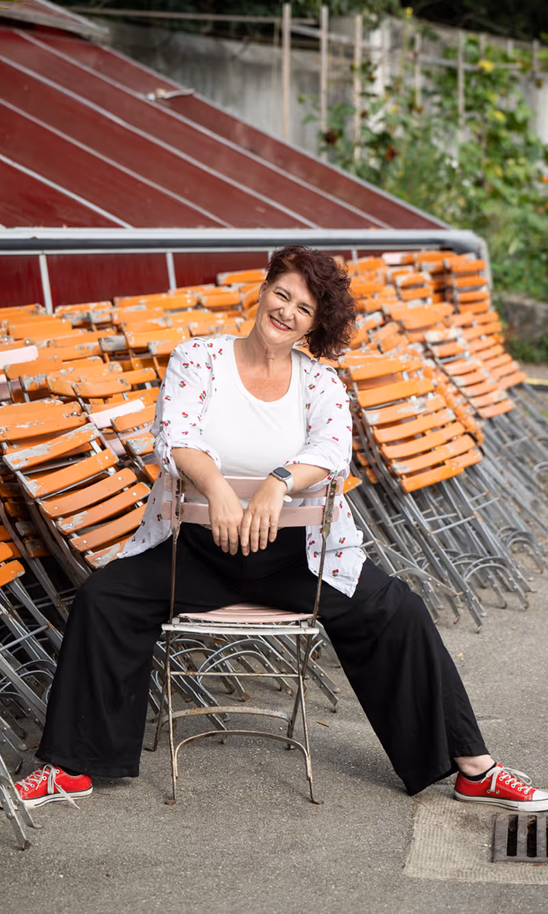 Déborah Etienne – portrait aux gradins de théâtre, coach transformationnelle et actrice · Genève