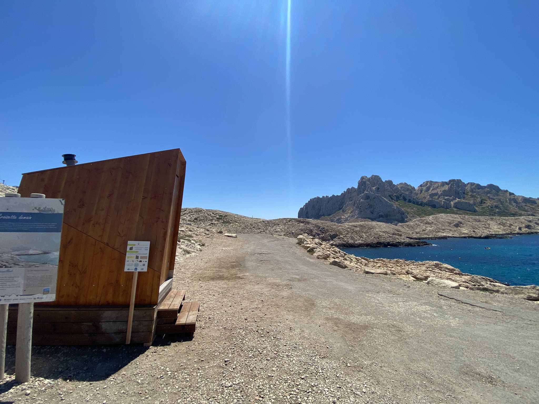 Cabine de toilette sèche vue mer