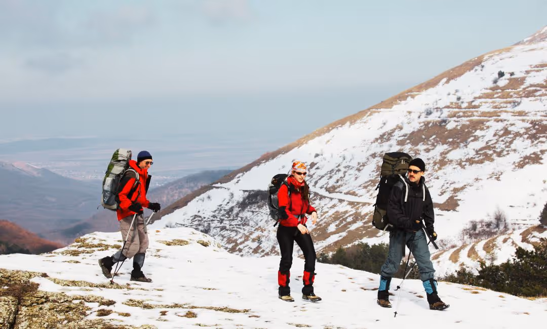 Randonneurs sur un sentier enneigé en montagne 