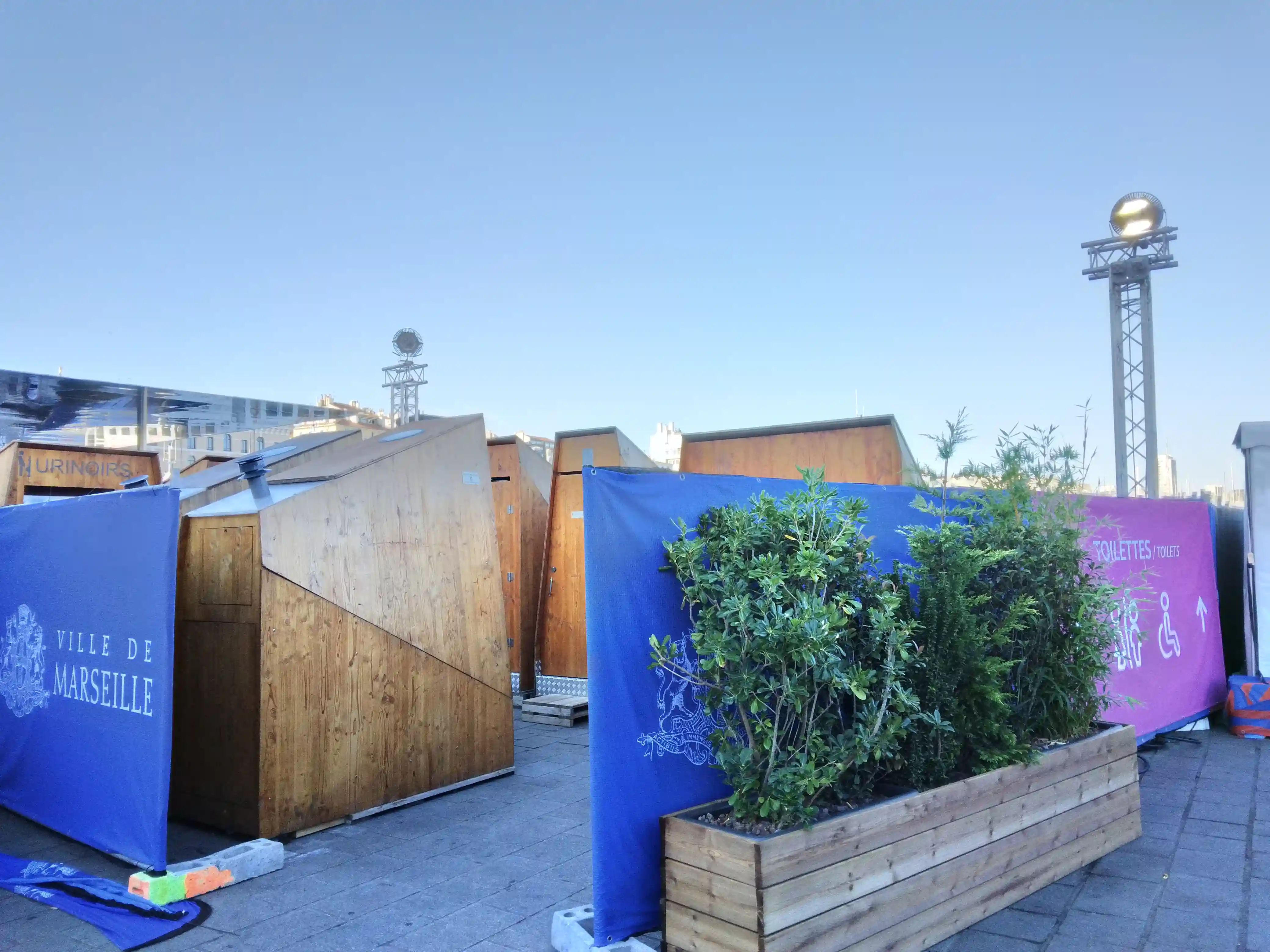 Installation toilettes sèche fan-zone village rugby Marseille