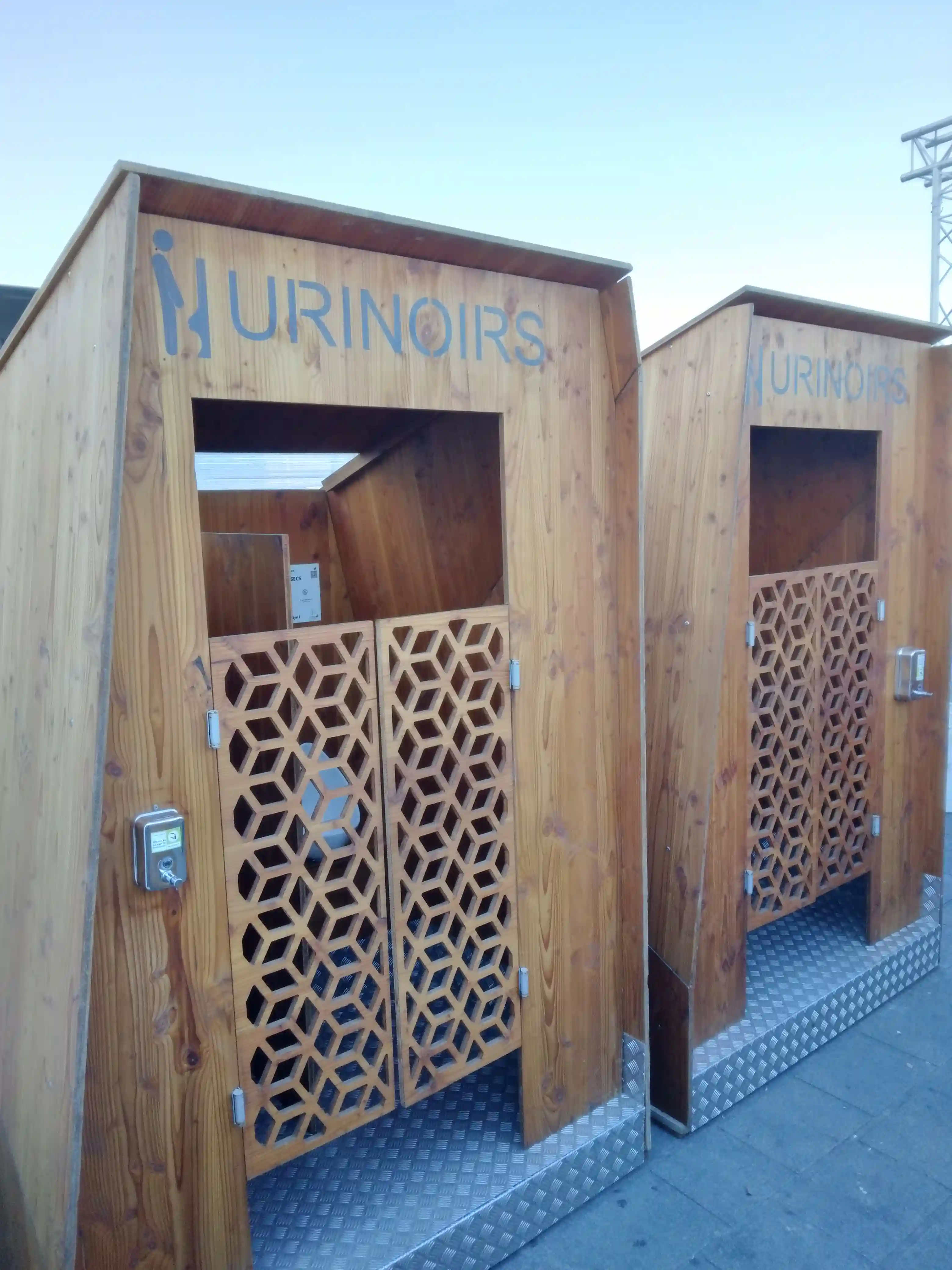 Installation toilettes sèche fan-zone village rugby Marseille