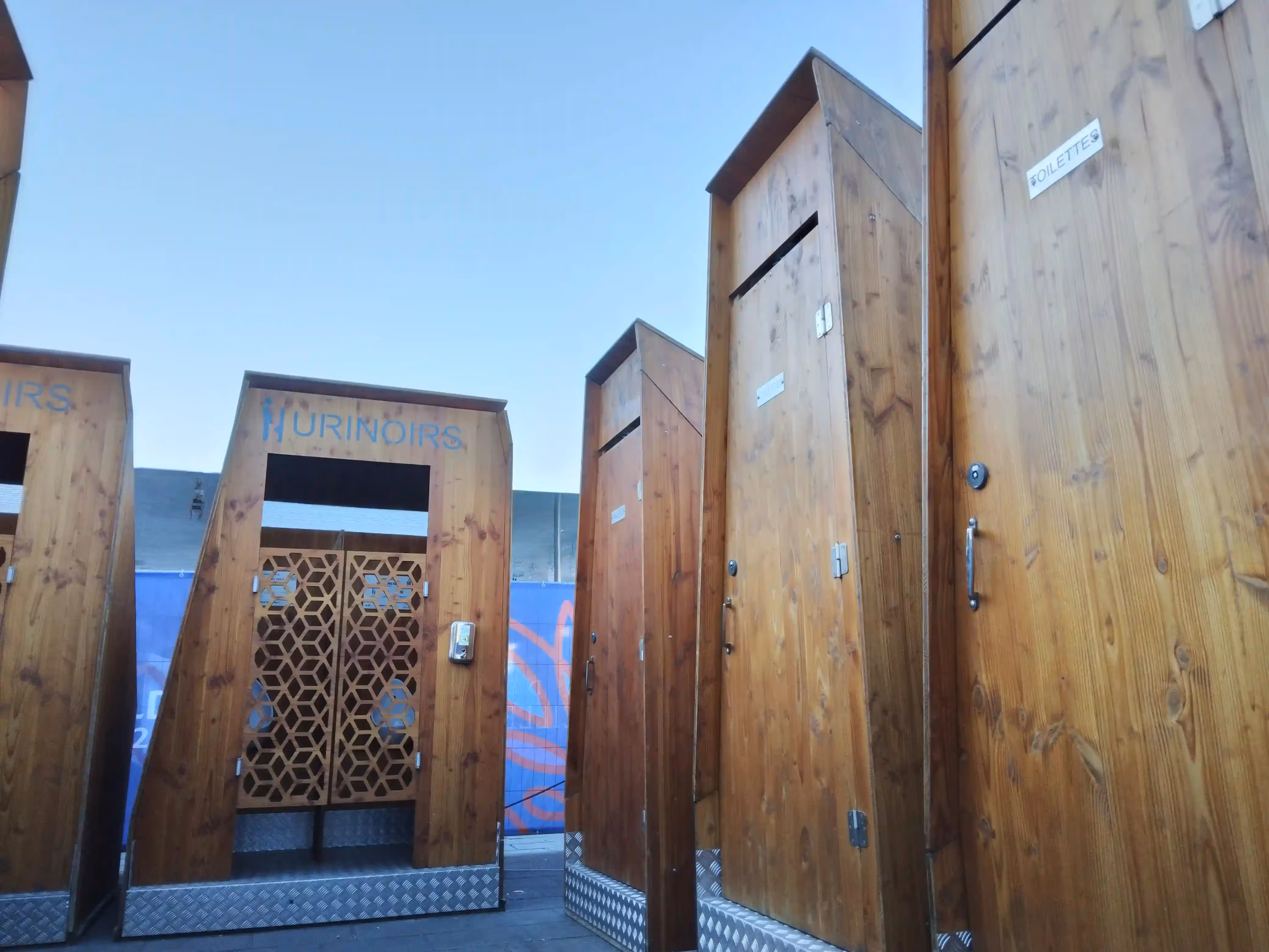 Installation toilettes sèche fan-zone village rugby Marseille